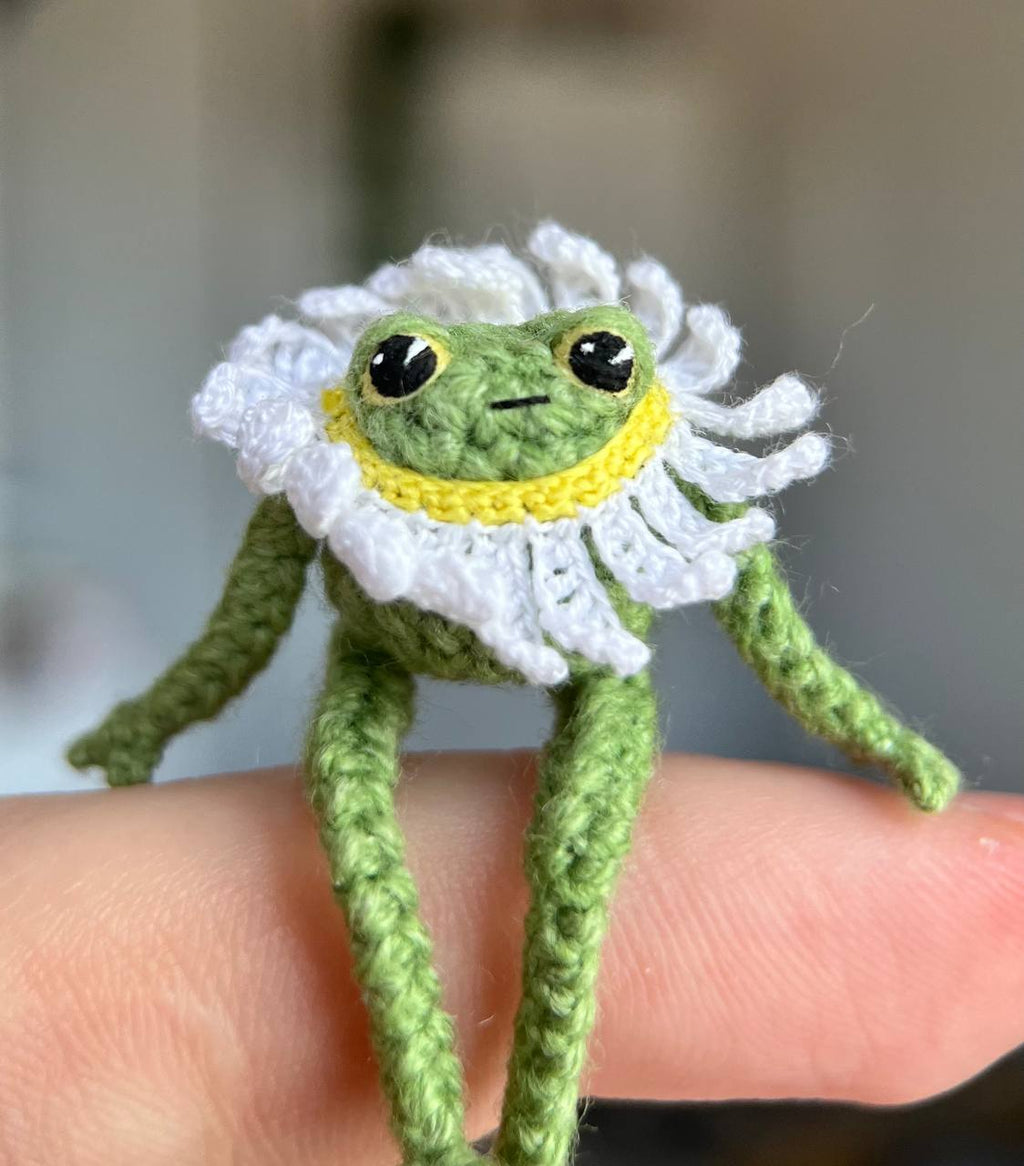 Mini frog with a daisy flower collar