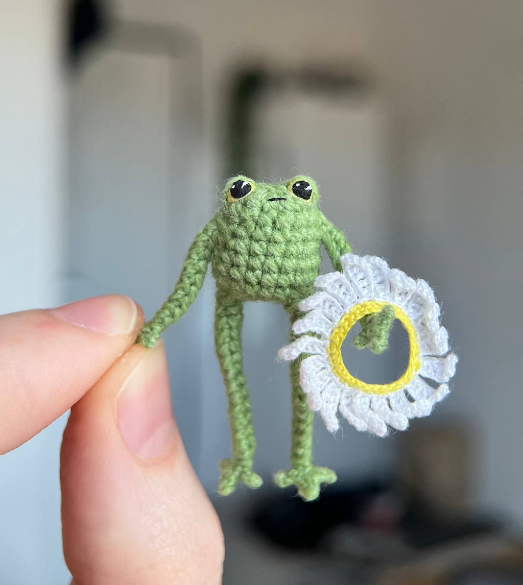 Mini frog with a daisy flower collar