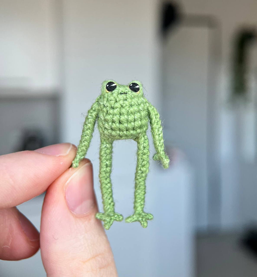 Mini crochet frog