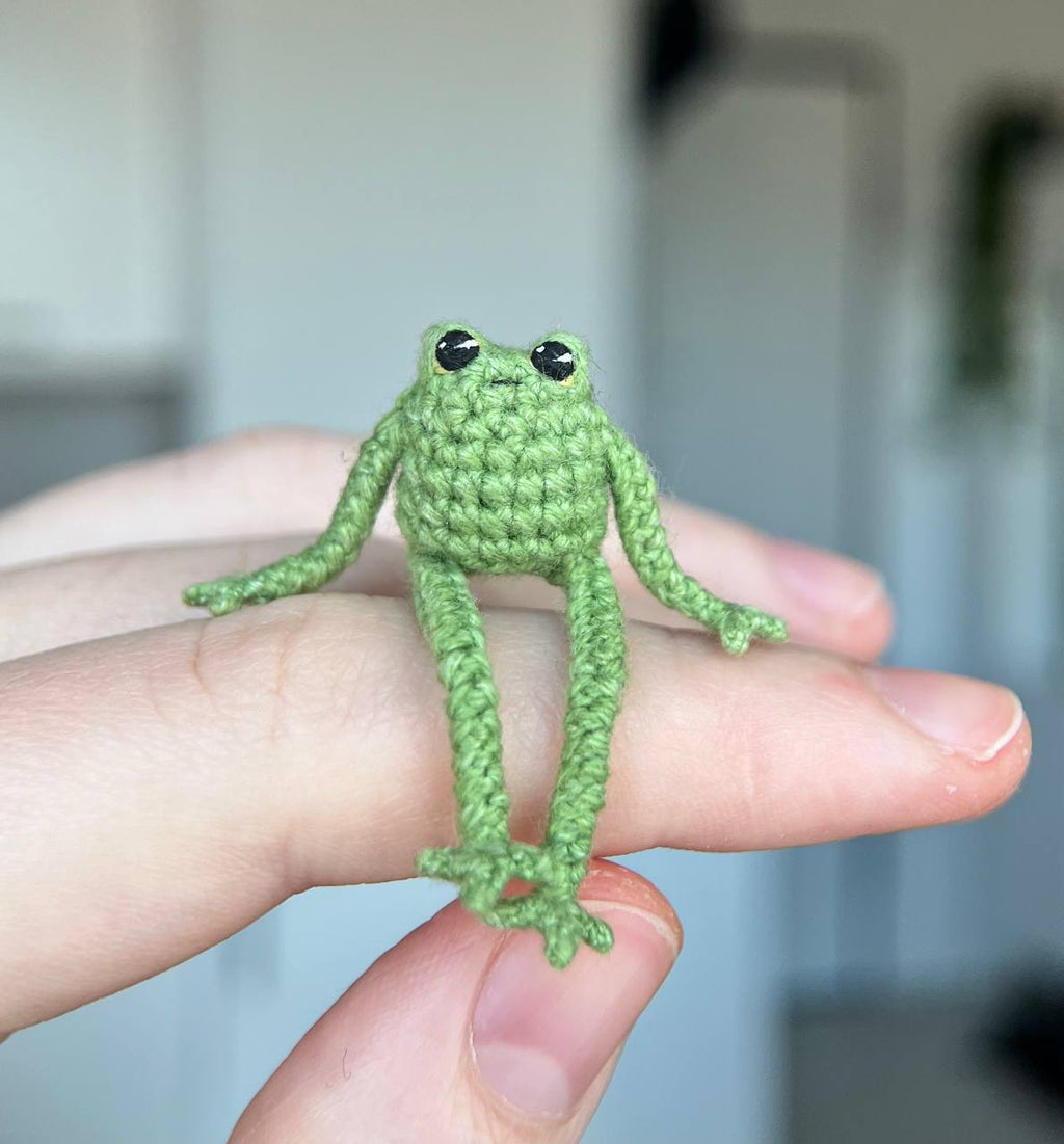 Mini crochet frog